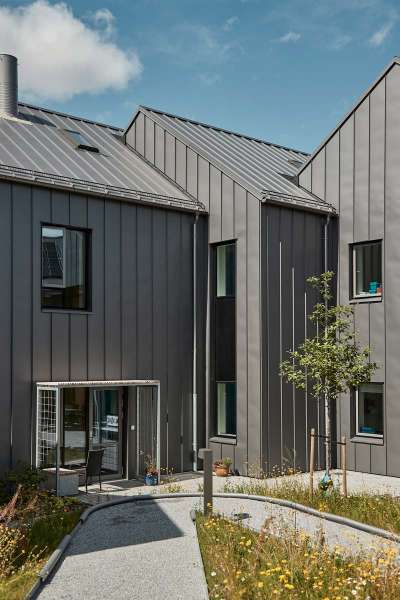 Ein mit Stahl verkleidetes und geschütztes Demenzpflegeheim, DemensCentrum Aarhus – Skovvang, Skovvangsvej 97–99, 8200 Aarhus, Dänemark